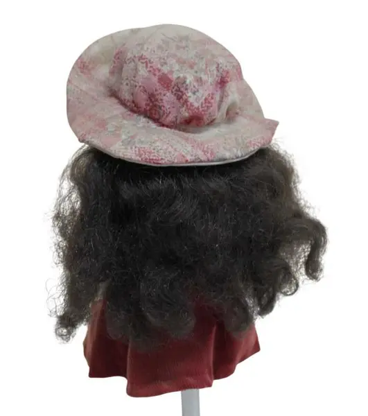 Foto de um(a) Boneca em biscuit, da categoria de Bonecas. Antiga boneca em biscuit com olhos de vidro, apresenta vestimenta de época e acompanha suporte original. Em bom estado,... Mostrado de uma perspectiva diferente. Vendido no marketplace Trésors.