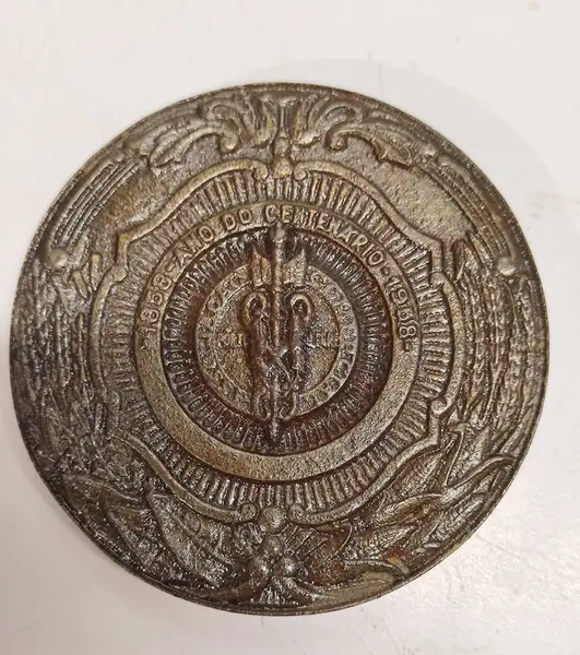 Foto de um(a) Medalha Centenário Associação Comercial de Porto Alegre 1858 - 1958, da categoria de Medalhas. Medalha em ferro fundido comemorativo ao centenário da associação comercial de porto alegre - 1858 - 1958. Suporte em metal... Mostrado de uma perspectiva diferente. Vendido no marketplace Trésors.