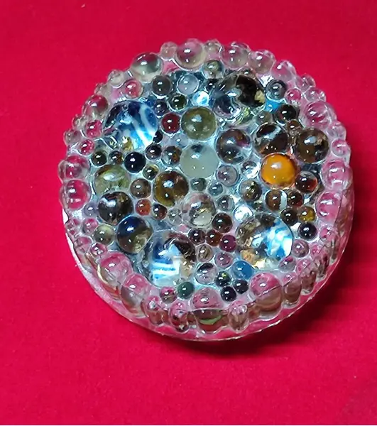 Foto de um(a) Peso de Papel em Vidro com Fragmentos de Cristal de Murano, Década de 1940, da categoria de Pesos de papel. Peso de papel em vidrão com bolhas coloridas feitas com fragmentos de cristal de murano, porcelana e metal. Laterais... Mostrado de uma perspectiva diferente. Vendido no marketplace Trésors.