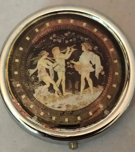Foto de um(a) Latas Mulheres, da categoria de Organizadores. Latas customizadas e únicas em metal prateado, motivo mulheres de diversas épocas Medidas: 4,7cm de diâmetro e 1,3cm de... Mostrado de uma perspectiva diferente. Vendido no marketplace Trésors.