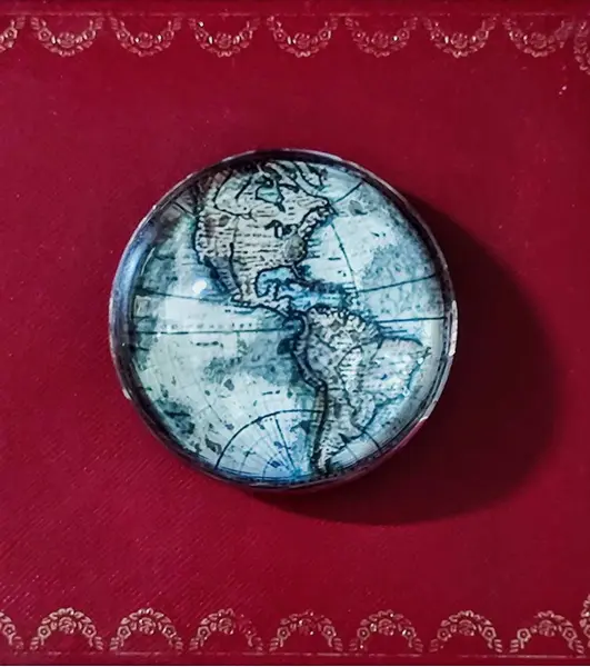 Foto de um(a) Peso de Papel Cartografia Antiga, da categoria de Pesos de papel. Peso de papel de vidro translúcido com decoupage de cartografia antiga, parte inferior protegida com eva. Peça única pelo... Mostrado de uma perspectiva diferente. Vendido no marketplace Trésors.