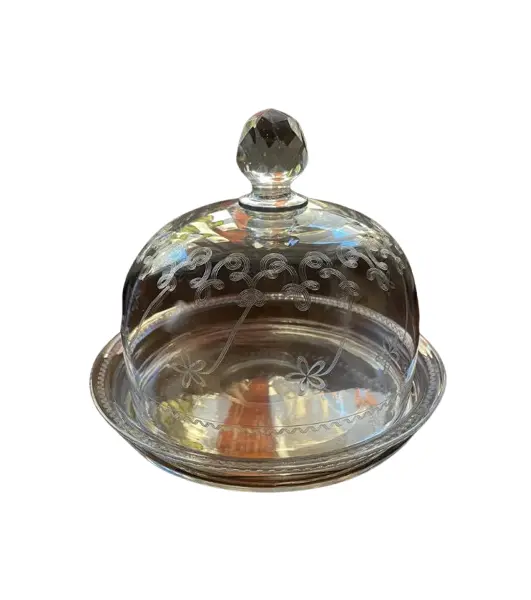 Foto de um(a) Antiga Rara Boleira Queijeira Cristal Francês Saint Louis, da categoria de Garrafas, potes e jarros. Boleira ou queijeira? Tanto faz! Para servir ou decorar, são peças úteis, versáteis e muito elegantes. Cristal francês da... Vendido no marketplace Trésors.