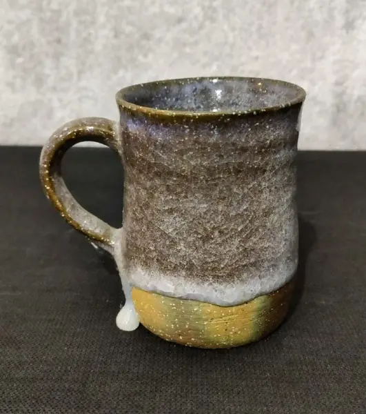 Foto de um(a) Caneca Cerâmica 90'S, da categoria de Canecas. Caneca em cerâmica de alta temperatura e vitrificada, década de 1990. A: 9 cm / Diâmetro: 7 cm Peso: 233 g. Mostrado de uma perspectiva diferente. Vendido no marketplace Trésors.