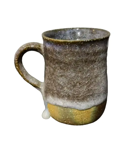 Foto de um(a) Caneca Cerâmica 90'S, da categoria de Canecas. Caneca em cerâmica de alta temperatura e vitrificada, década de 1990. A: 9 cm / Diâmetro: 7 cm Peso: 233 g. Vendido no marketplace Trésors.