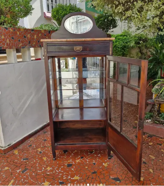 Foto de um(a) ​Belisima e antiga cristaleira vitrine em madeira nobre, da categoria de Cristaleiras. Belisima e antiga cristaleira vitrine em madeira nobre, comumente associada ao estilo Art Nouveau ou mobiliário clássico... Mostrado de uma perspectiva diferente. Vendido no marketplace Trésors.