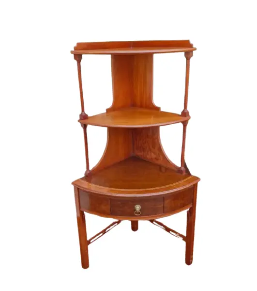 Foto de um(a) Armário de canto estilo Georgian ou Regenc, da categoria de Armários e armazenamento. Esta peça é um armário de canto estilo Georgian ou Regenc, apresenta formato triangular para encaixe perfeito em cantos, com... Vendido no marketplace Trésors.