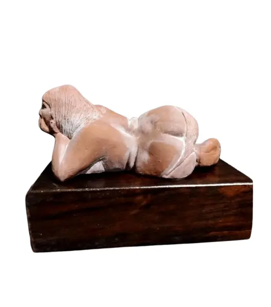 Foto de um(a) Escultura Terracota e Canela, da categoria de Escultura. Escultura terracota com base em canela maciça autor desconhecido. A: 5 cm L: 11 cm P: 6 cm Base: 12 x 3,5 x 7 cm Peso: 360... Vendido no marketplace Trésors.