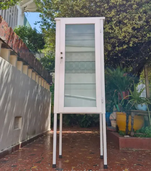 Foto de um(a) ​Armário vitrine hospitalar antigo - "farmacinha", da categoria de Armários e armazenamento. Armário vitrine hospitalar antigo, também muito conhecido popularmente como cristaleira de farmácia vintage ou... Mostrado de uma perspectiva diferente. Vendido no marketplace Trésors.