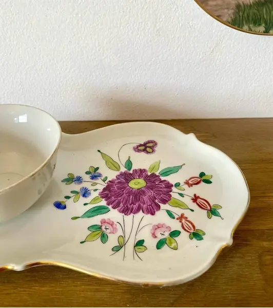 Foto de um(a) Xícara com bandeja, da categoria de Xícaras. Xícara com bandeja em porcelana. *Contém alguns desgastes no filete dourado e um trincado na alça, mas que nem comprometem... Mostrado de uma perspectiva diferente. Vendido no marketplace Trésors.