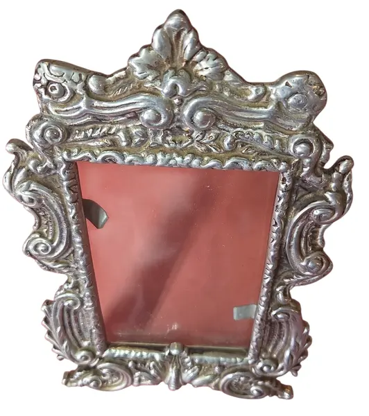Foto de um(a) Porta-retrato em metal decorativo, da categoria de Porta retratos. Lembranças especiais pedem uma moldura à altura. Fabricado em metal de alta qualidade, este porta-retrato é o presente ideal... Mostrado de uma perspectiva diferente. Vendido no marketplace Trésors.