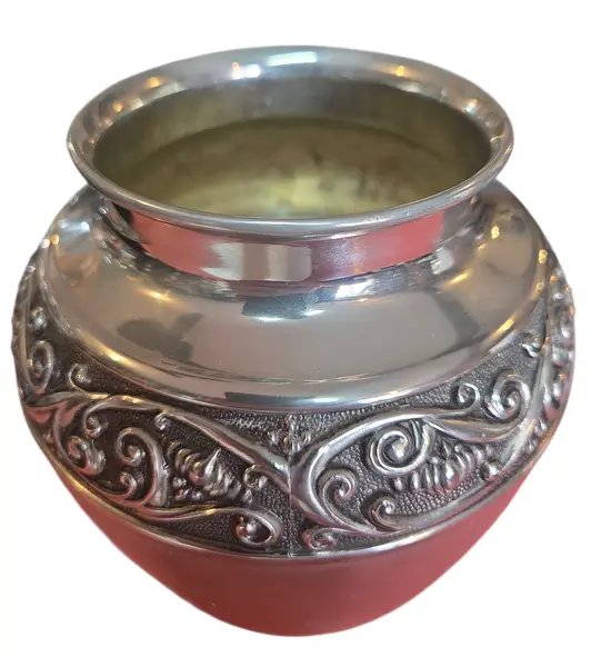 Foto de um(a) Vaso Artístico de Coleção – Banho de Prata 90 com Ornamentação em Relevo, da categoria de Vasos. Esta peça é um exemplar magnífico de prataria decorativa, apresentando um banho de Prata 90 de alta qualidade que confere um... Mostrado de uma perspectiva diferente. Vendido no marketplace Trésors.