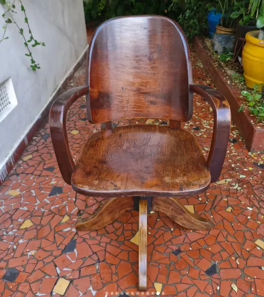 Foto de um(a) Cadeira xerife Móveis CIMO, da categoria de Cadeiras, bancos e banquetas. Esta é uma cadeira giratória vintage produzida pela renomada marca brasileira Móveis Cimo, comumente conhecida como modelo... Mostrado de uma perspectiva diferente. Vendido no marketplace Trésors.