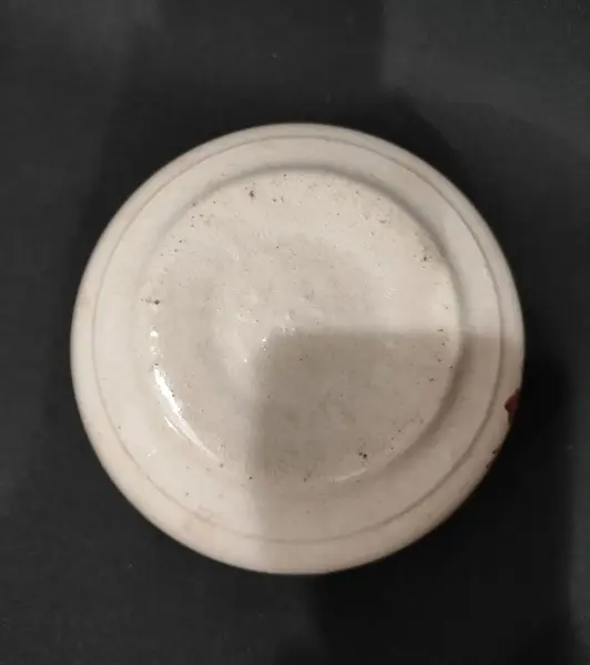 Foto de um(a) Bowl em Cerâmica, Década de 1940, da categoria de Tigelas decorativas. Bowl em cerâmica com policromia feita à mão nos tons de azul e bordô, década de 1940. Sem marca do fabricante. A: 6cm... Mostrado de uma perspectiva diferente. Vendido no marketplace Trésors.