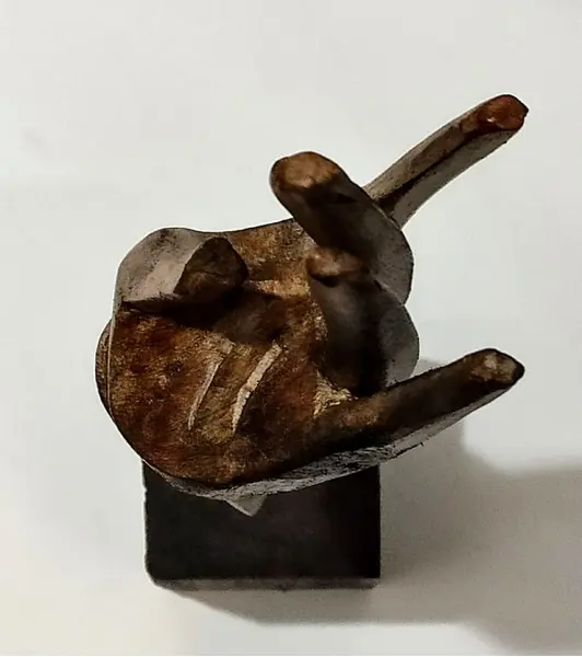 Foto de um(a) Escultura Mão de Buda em Madeira, da categoria de Escultura. Escultura em madeira com base também em madeira. Título: mão de buda peça única pelo designer marcelus ribas. A: 29 cm / L:... Mostrado de uma perspectiva diferente. Vendido no marketplace Trésors.