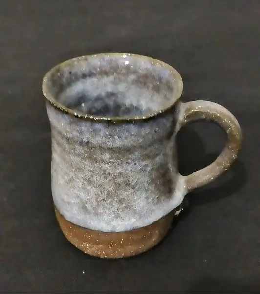 Foto de um(a) Caneca Cerâmica 90'S, da categoria de Canecas. Caneca em cerâmica de alta temperatura e vitrificada, década de 1990. A: 9 cm / Diâmetro: 7 cm Peso: 233 g. Mostrado de uma perspectiva diferente. Vendido no marketplace Trésors.