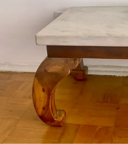 Foto de um(a) Vistosa mesa de centro anos 60 em imbúia, da categoria de Mesas de centro. Vistosa mesa de centro anos 60 em imbúia com pés torneados e tampo em mármore maciço branco de 4cm de espessura medindo 1,40... Mostrado de uma perspectiva diferente. Vendido no marketplace Trésors.