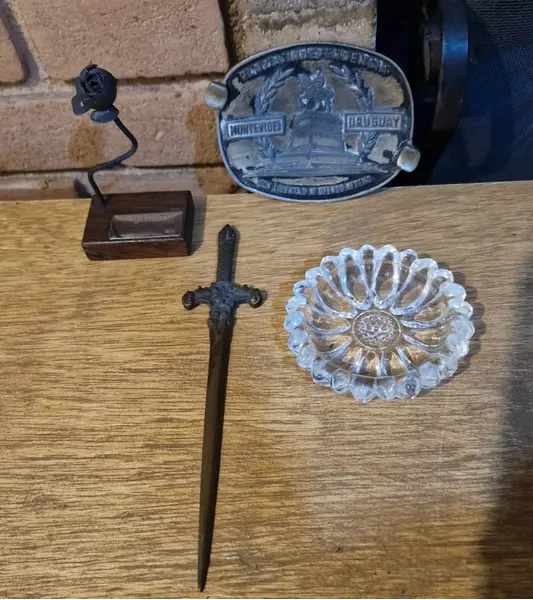 Foto de um(a) Miscelâneas colecionáveis - 04 peças, da categoria de Outros colecionáveis. Itens colecionáveis contendo:- 1 cinzeiro de metal antigo- 1 abridor de cartas representando espada- 1 rosa de metal com... Mostrado de uma perspectiva diferente. Vendido no marketplace Trésors.