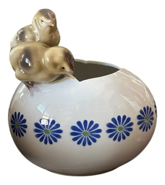 Foto de um(a) Antiga Escultura Ovo Pintinho Vaso Art Deco Porcelana Alemã, da categoria de Vasos. ~ Made in Germany ~ Antigo e lindo vaso decorativo no formato de ovo, com decoração de pintinhos. Peça muito graciosa e a... Vendido no marketplace Trésors.