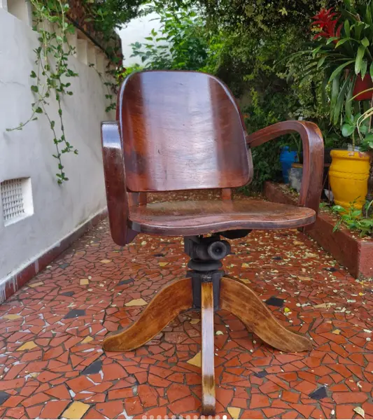 Foto de um(a) Cadeira xerife Móveis CIMO, da categoria de Cadeiras, bancos e banquetas. Esta é uma cadeira giratória vintage produzida pela renomada marca brasileira Móveis Cimo, comumente conhecida como modelo... Mostrado de uma perspectiva diferente. Vendido no marketplace Trésors.