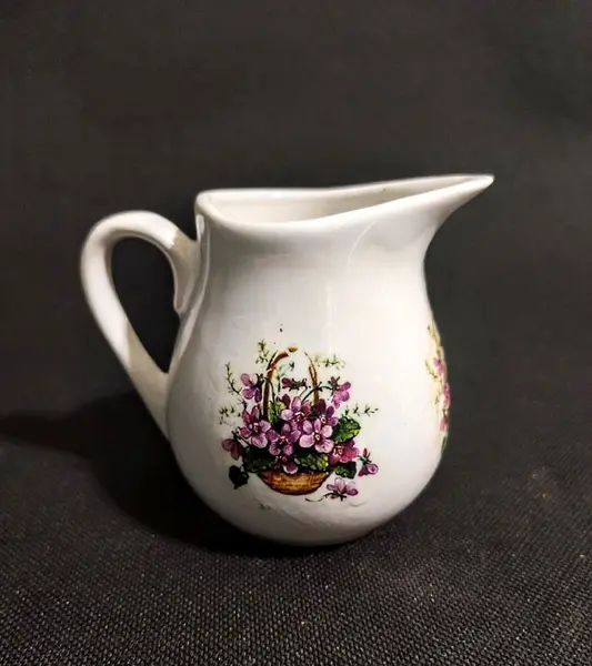 Foto de um(a) Cremeira Flower Anos 60, da categoria de Cremeiras. Cremeira em porcelana com adesivo (figurinha de passar), década de 1969 sem marca de fabricante, comum na época. A: 8 cm /... Mostrado de uma perspectiva diferente. Vendido no marketplace Trésors.