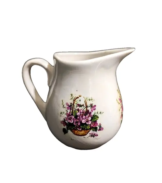 Foto de um(a) Cremeira Flower Anos 60, da categoria de Cremeiras. Cremeira em porcelana com adesivo (figurinha de passar), década de 1969 sem marca de fabricante, comum na época. A: 8 cm /... Vendido no marketplace Trésors.