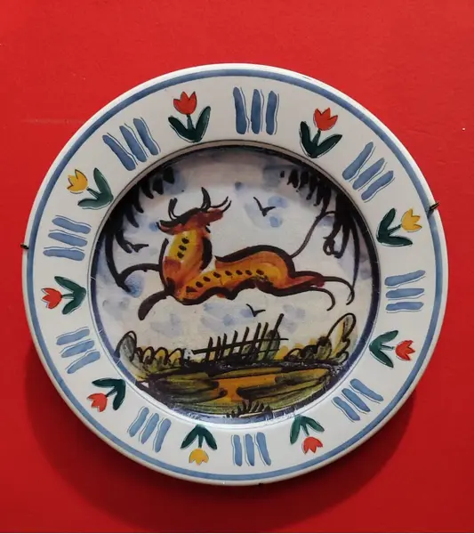 Foto de um(a) Pratos Cerâmica Oxford, Década de 2000, da categoria de Pratos Decorativos. Dois pratos rasos de cerâmica oxford dos anos 2000 com decoupage espanholas de um galo e outro de cervo, com suporte para... Mostrado de uma perspectiva diferente. Vendido no marketplace Trésors.