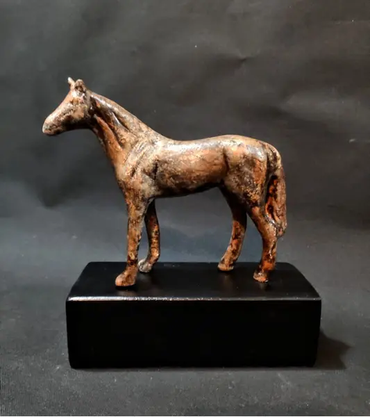 Foto de um(a) Escultura Horse, da categoria de Escultura. Escultura horse em cerâmica com pátina ferrugem craquelada e base em madeira ebanizada. Peça única pelo designer marcelus... Mostrado de uma perspectiva diferente. Vendido no marketplace Trésors.