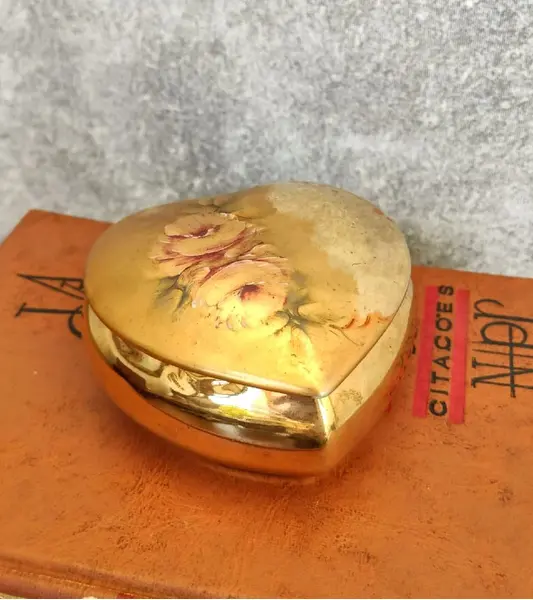 Foto de um(a) Porta Jóias Porcelana Anos 40, da categoria de Porta-Jóias. Porta jóias em porcelana folheada a ouro com pintura de rosas pintada à mão, década de 1940 porcelana são paulo. A: 5 cm L:... Mostrado de uma perspectiva diferente. Vendido no marketplace Trésors.
