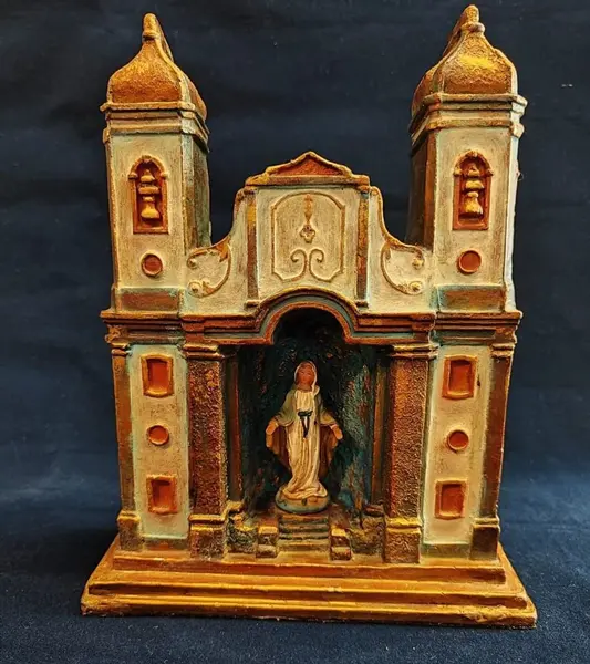 Foto de um(a) Oratório de Mesa Nossa Senhora Das Graças, Minas Gerais, Década de 1990, da categoria de Objetos religiosos e espirituais. Oratório de mesa em gesso policromado e com imagem da n. S. Das graças em resina policromada. Fachada de uma igreja barroca... Mostrado de uma perspectiva diferente. Vendido no marketplace Trésors.