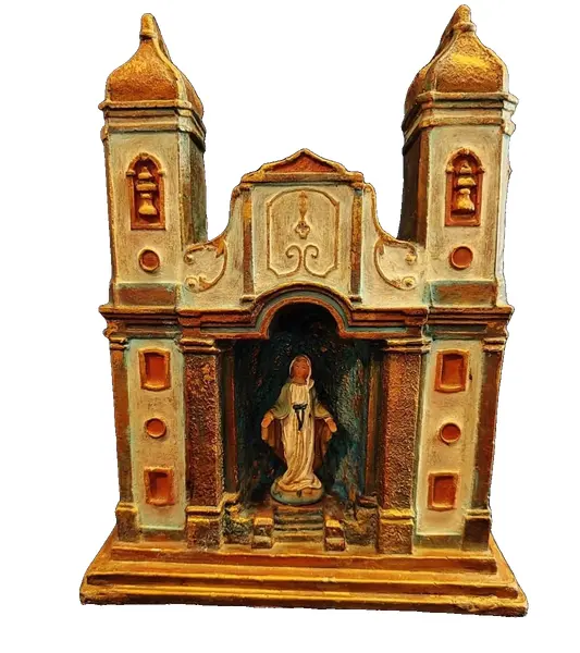 Foto de um(a) Oratório de Mesa Nossa Senhora Das Graças, Minas Gerais, Década de 1990, da categoria de Objetos religiosos e espirituais. Oratório de mesa em gesso policromado e com imagem da n. S. Das graças em resina policromada. Fachada de uma igreja barroca... Vendido no marketplace Trésors.