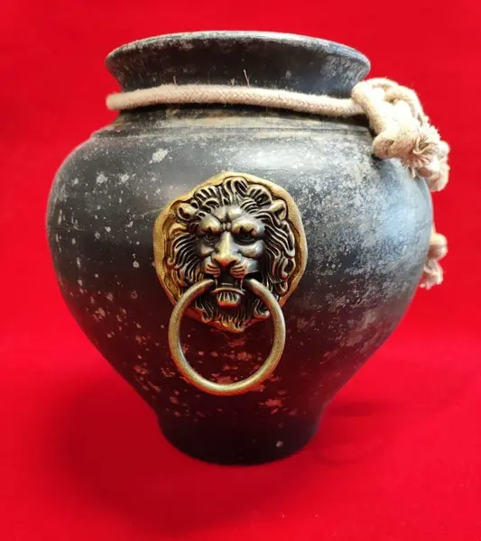 Foto de um(a) Vaso Leões em Terracota, da categoria de Vasos. Vaso em terracota ebanizado e envelhecido. Dois leões em latão nas laterais e uma corda de algodão completa a peça com seu... Mostrado de uma perspectiva diferente. Vendido no marketplace Trésors.