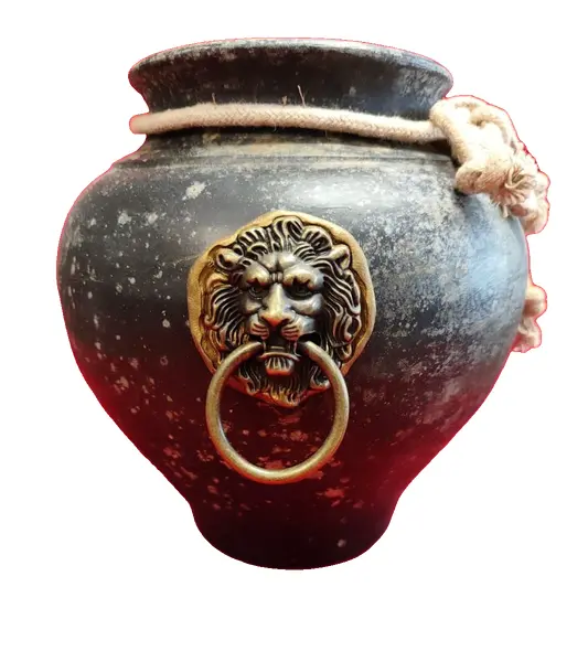 Foto de um(a) Vaso Leões em Terracota, da categoria de Vasos. Vaso em terracota ebanizado e envelhecido. Dois leões em latão nas laterais e uma corda de algodão completa a peça com seu... Vendido no marketplace Trésors.