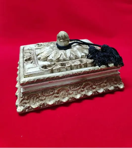 Foto de um(a) Porta Joias em Gesso, Década de 2000, da categoria de Porta-Jóias. Porta jóias em gesso com pátina dourada envelhecida com tassel preto, década de 2000 A: 10,5 cm C: 19 cm L: 17 cm peso: 1kg. Mostrado de uma perspectiva diferente. Vendido no marketplace Trésors.