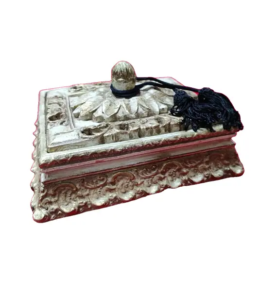 Foto de um(a) Porta Joias em Gesso, Década de 2000, da categoria de Porta-Jóias. Porta jóias em gesso com pátina dourada envelhecida com tassel preto, década de 2000 A: 10,5 cm C: 19 cm L: 17 cm peso: 1kg. Vendido no marketplace Trésors.