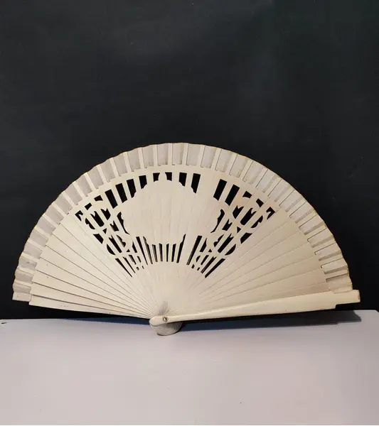 Foto de um(a) Leque Espanhol em Madeira, Década de 1970, da categoria de Outros objetos decorativos. Leque espanhol em madeira com recortes, policromia feita q mao com bisão e tecido na borda com filete dourado. A: 32 cm... Mostrado de uma perspectiva diferente. Vendido no marketplace Trésors.