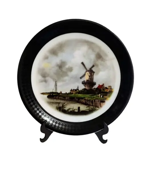 Foto de um(a) Prato Moinho Renner 80'S, da categoria de Pratos Decorativos. Prato decorativo em porcelana policromada com imagem da clássica pintura com moinho dos ventos, de jacob van ruisdael na... Vendido no marketplace Trésors.