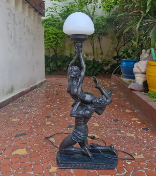 Foto de um(a) ​Luminária de mesa escultórica em estilo Art Déco, da categoria de Abajures. Luminária de mesa escultórica em estilo Art Déco, feita em liga metálica comumente conhecida como petit-bronze. Composição... Mostrado de uma perspectiva diferente. Vendido no marketplace Trésors.