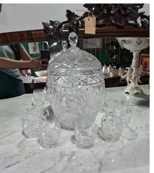 Foto de um(a) Poncheira em cristal lapidado com 12 canecos, da categoria de Outros utensílios para servir. Poncheira em cristal ricamente lapidado com 12 canecos. Peças em perfeito estado. Não possui concha. Mede:A (sem tampa)... Mostrado de uma perspectiva diferente. Vendido no marketplace Trésors.