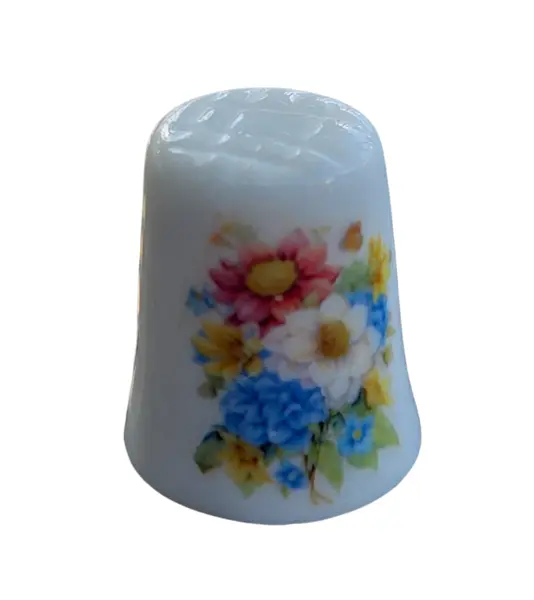 Foto de um(a) Dedal de Coleção em Porcelana – Buquê de Flores e Borboletas, da categoria de Outros colecionáveis. Este dedal em porcelana é uma peça clássica e vibrante, ideal para quem busca itens com temática de natureza e jardim. A... Mostrado de uma perspectiva diferente. Vendido no marketplace Trésors.