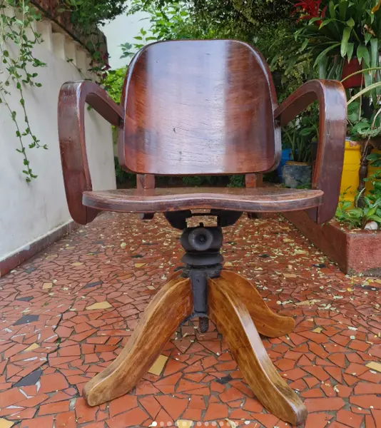 Foto de um(a) Cadeira xerife Móveis CIMO, da categoria de Cadeiras, bancos e banquetas. Esta é uma cadeira giratória vintage produzida pela renomada marca brasileira Móveis Cimo, comumente conhecida como modelo... Mostrado de uma perspectiva diferente. Vendido no marketplace Trésors.