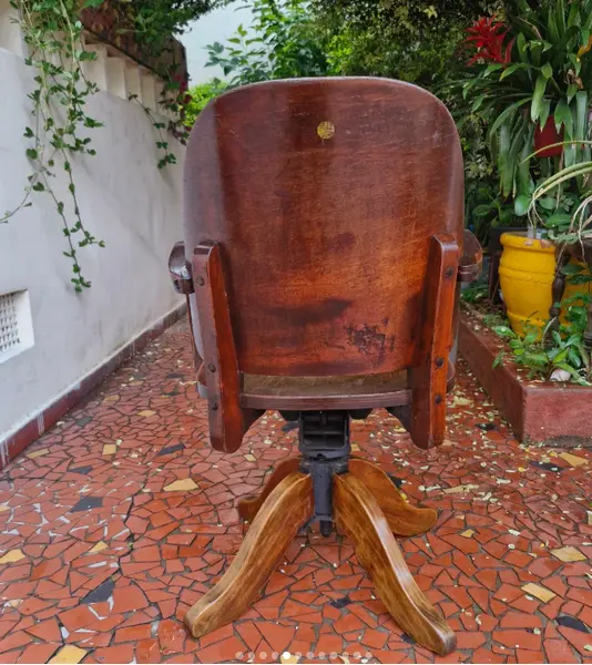 Foto de um(a) Cadeira xerife Móveis CIMO, da categoria de Cadeiras, bancos e banquetas. Esta é uma cadeira giratória vintage produzida pela renomada marca brasileira Móveis Cimo, comumente conhecida como modelo... Mostrado de uma perspectiva diferente. Vendido no marketplace Trésors.