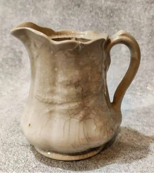 Foto de um(a) Cremeira Inglesa Meakin Hanley England Anos 20, da categoria de Cremeiras. Cremeira inglesa em porcelana branca com trigos em relevo e com craquelamento e envelhecimento natural, década de 1920.... Mostrado de uma perspectiva diferente. Vendido no marketplace Trésors.