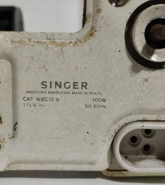 Foto de um(a) Motor Máquina Singer, da categoria de Outros colecionáveis. Dois motores para máquina singer. Um 110w e outro 220 w ***muito tempo sem uso. Necessidade de limpeza.****. Mostrado de uma perspectiva diferente. Vendido no marketplace Trésors.
