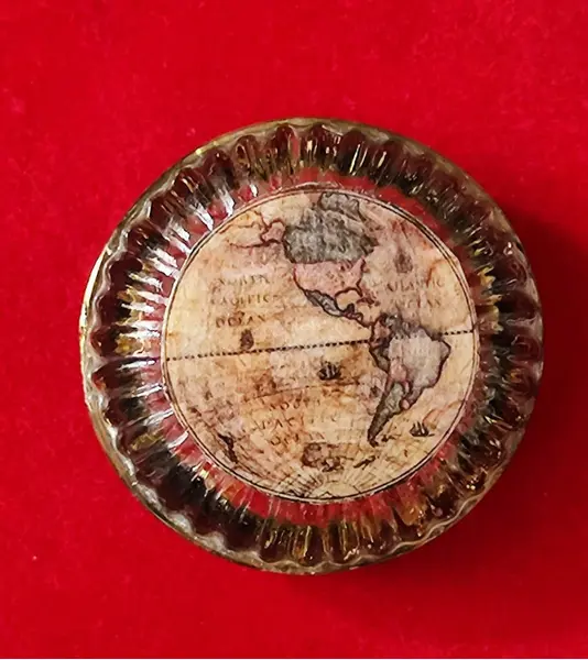 Foto de um(a) Peso de Papel Mapa Antigo, da categoria de Pesos de papel. Peso de papel em vidro translúcido com decoupage de mapas antigos, borda gomada e interiormente revestido com folha de ouro,... Mostrado de uma perspectiva diferente. Vendido no marketplace Trésors.