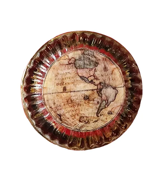 Foto de um(a) Peso de Papel Mapa Antigo, da categoria de Pesos de papel. Peso de papel em vidro translúcido com decoupage de mapas antigos, borda gomada e interiormente revestido com folha de ouro,... Vendido no marketplace Trésors.