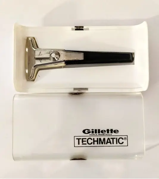 Foto de um(a) Gillette Techmatic, Década de 1970, da categoria de Outros colecionáveis. Barbeador gillette techmatic em sua embalagem original, tecnologia de barbear do início dos anos 1970. Indústria brasileira... Mostrado de uma perspectiva diferente. Vendido no marketplace Trésors.