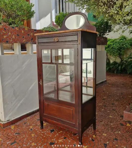 Foto de um(a) ​Belissima e antiga cristaleira vitrine em madeira nobre ao estilo Art Nouveau, da categoria de Cristaleiras. Belíssima e antiga cristaleira vitrine em madeira nobre, comumente associada ao estilo Art Nouveau ou mobiliário clássico... Mostrado de uma perspectiva diferente. Vendido no marketplace Trésors.