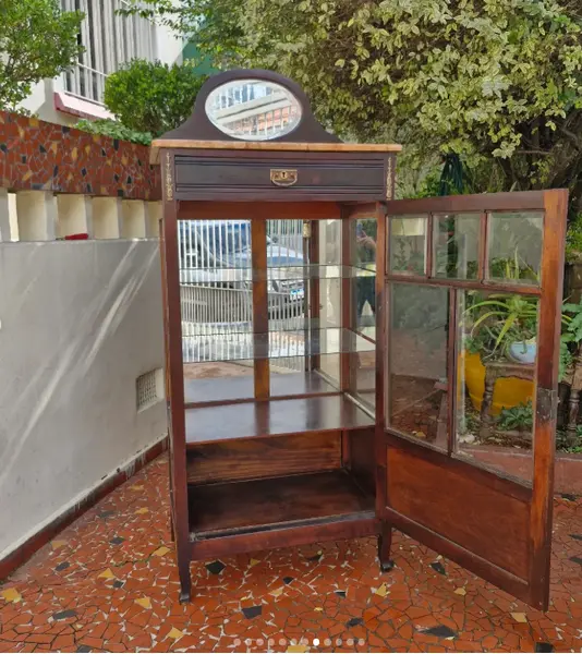 Foto de um(a) ​Belisima e antiga cristaleira vitrine em madeira nobre, da categoria de Cristaleiras. Belisima e antiga cristaleira vitrine em madeira nobre, comumente associada ao estilo Art Nouveau ou mobiliário clássico... Mostrado de uma perspectiva diferente. Vendido no marketplace Trésors.