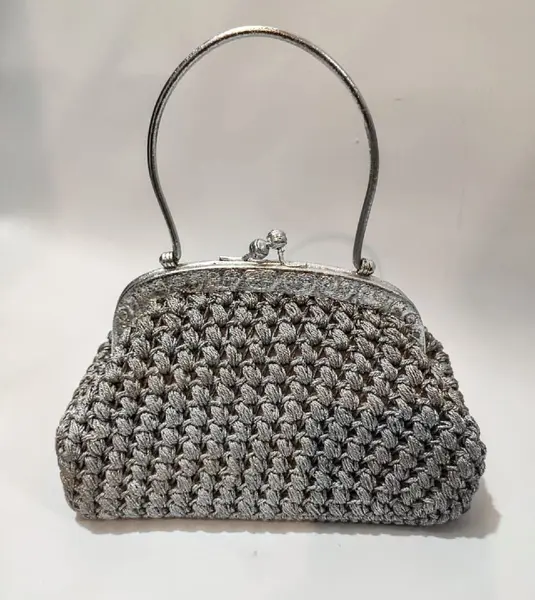 Foto de um(a) Bolsa Crochê Party, Década de 1940, da categoria de Bolsas. Bolsa de festa em crochê com linha prata e fecho de metal com detalhes em baixo relevo e alça também em metal, década de... Mostrado de uma perspectiva diferente. Vendido no marketplace Trésors.
