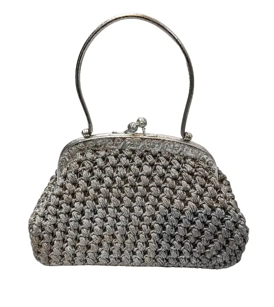 Foto de um(a) Bolsa Crochê Party, Década de 1940, da categoria de Bolsas. Bolsa de festa em crochê com linha prata e fecho de metal com detalhes em baixo relevo e alça também em metal, década de... Vendido no marketplace Trésors.